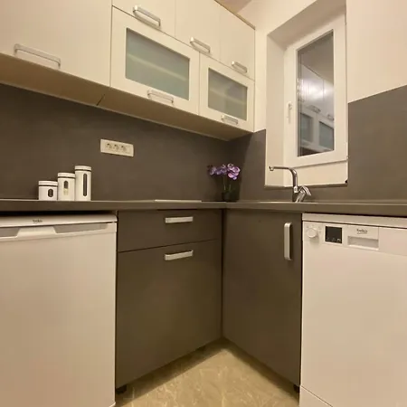 Jade 28